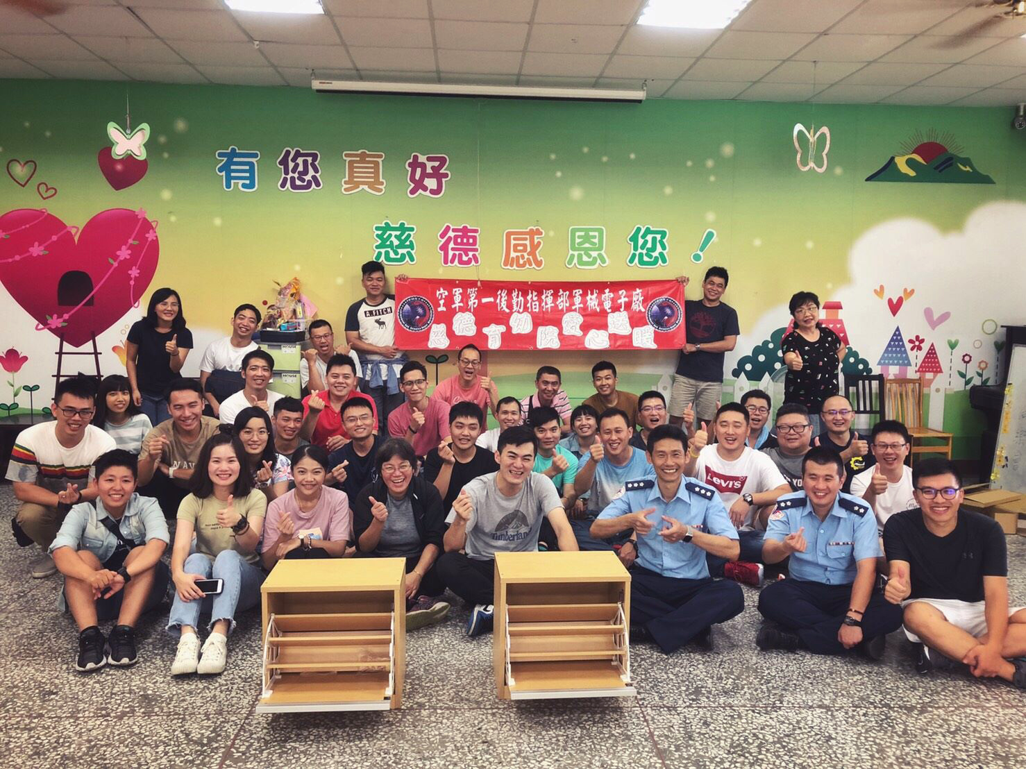 屏東空軍第一後勤指揮部軍械電子廠，為高雄燕巢慈德育幼院組裝鞋櫃、清潔環境及整理寢室。