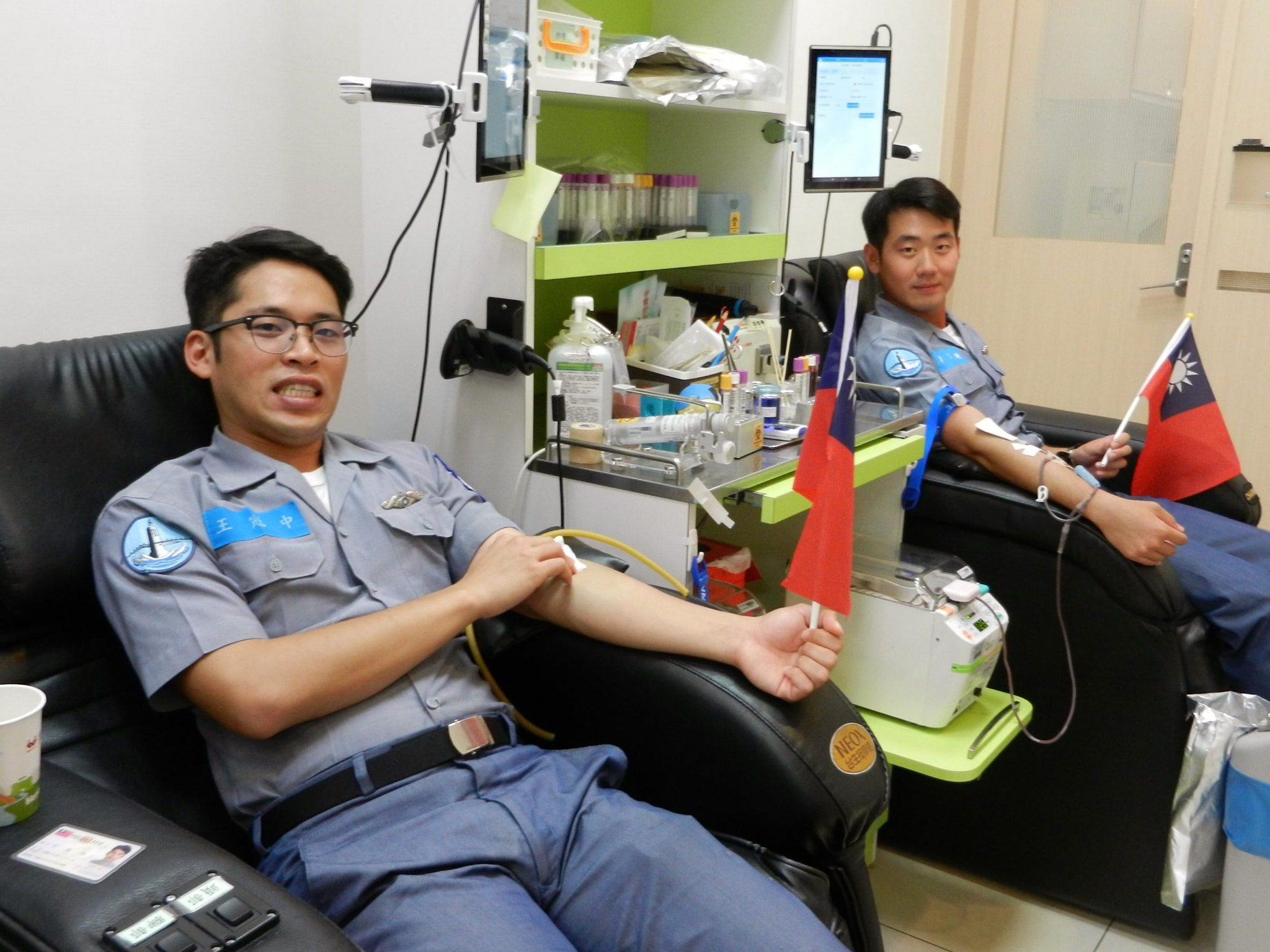 海軍二五六戰隊發起「國軍有愛，我愛捐血」活動，至楠梓捐血室挽袖捐血，展現國軍愛民、助民的精神。