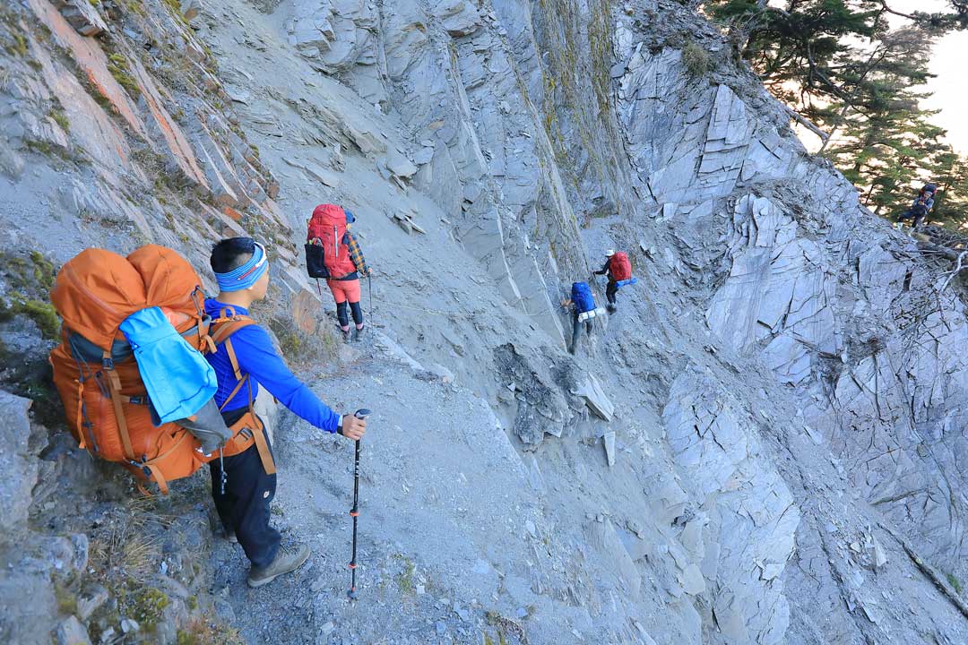 穿越崩壁的冒險：八通關古道觀高舊路。