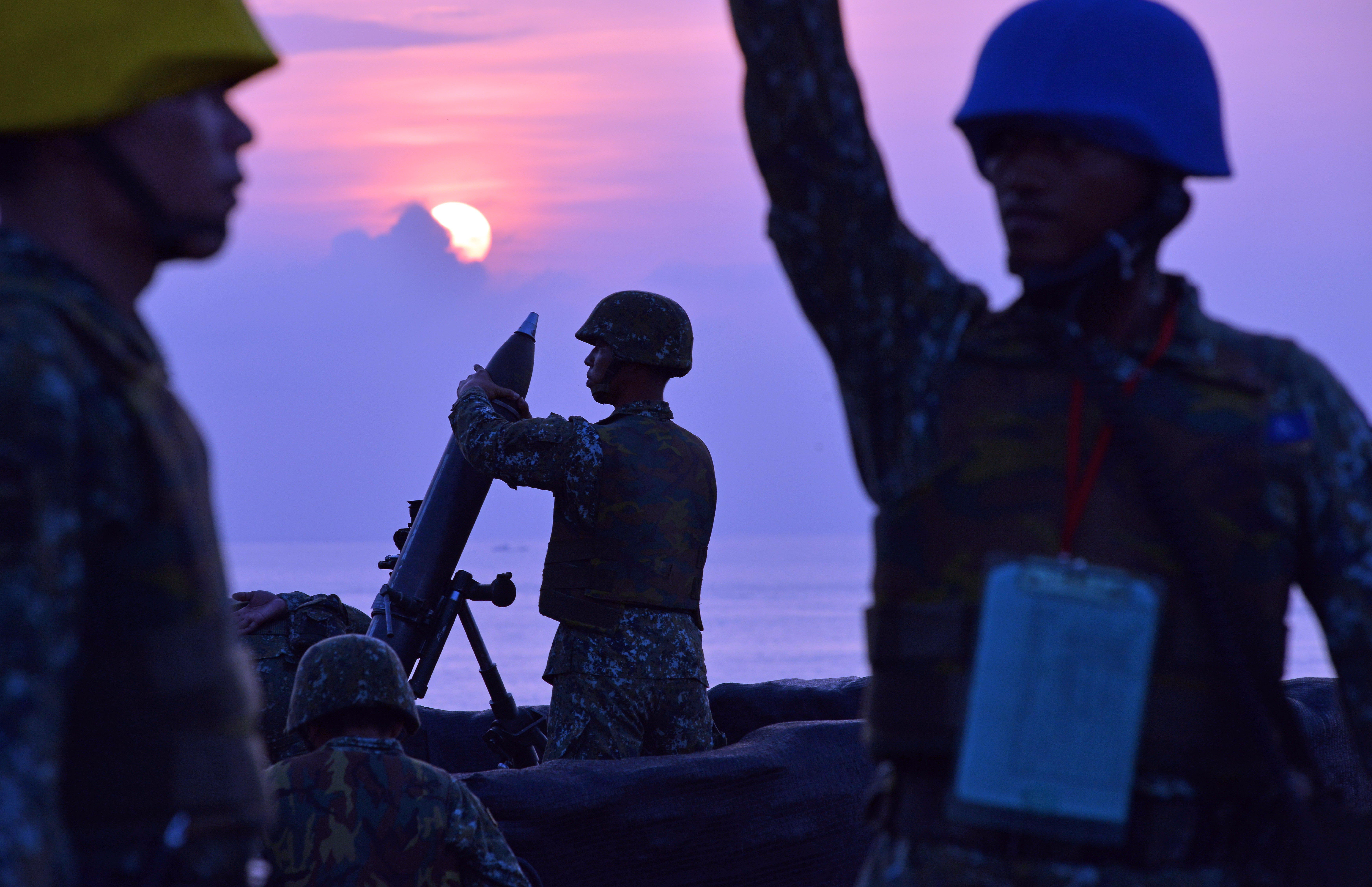 破曉時分，離島官兵勤訓精練。