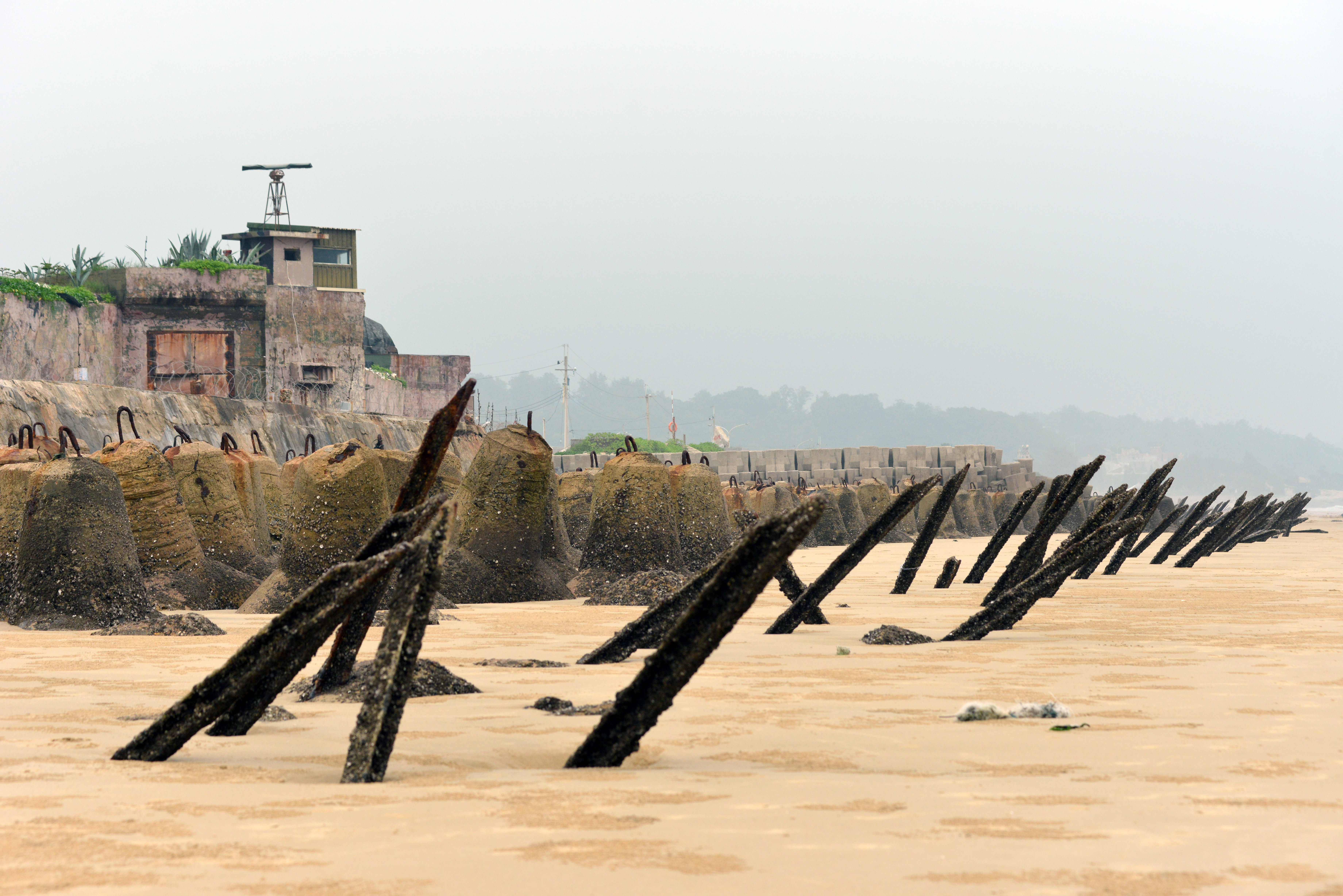 金門海岸碉堡阻絕，彰顯抗敵意志。