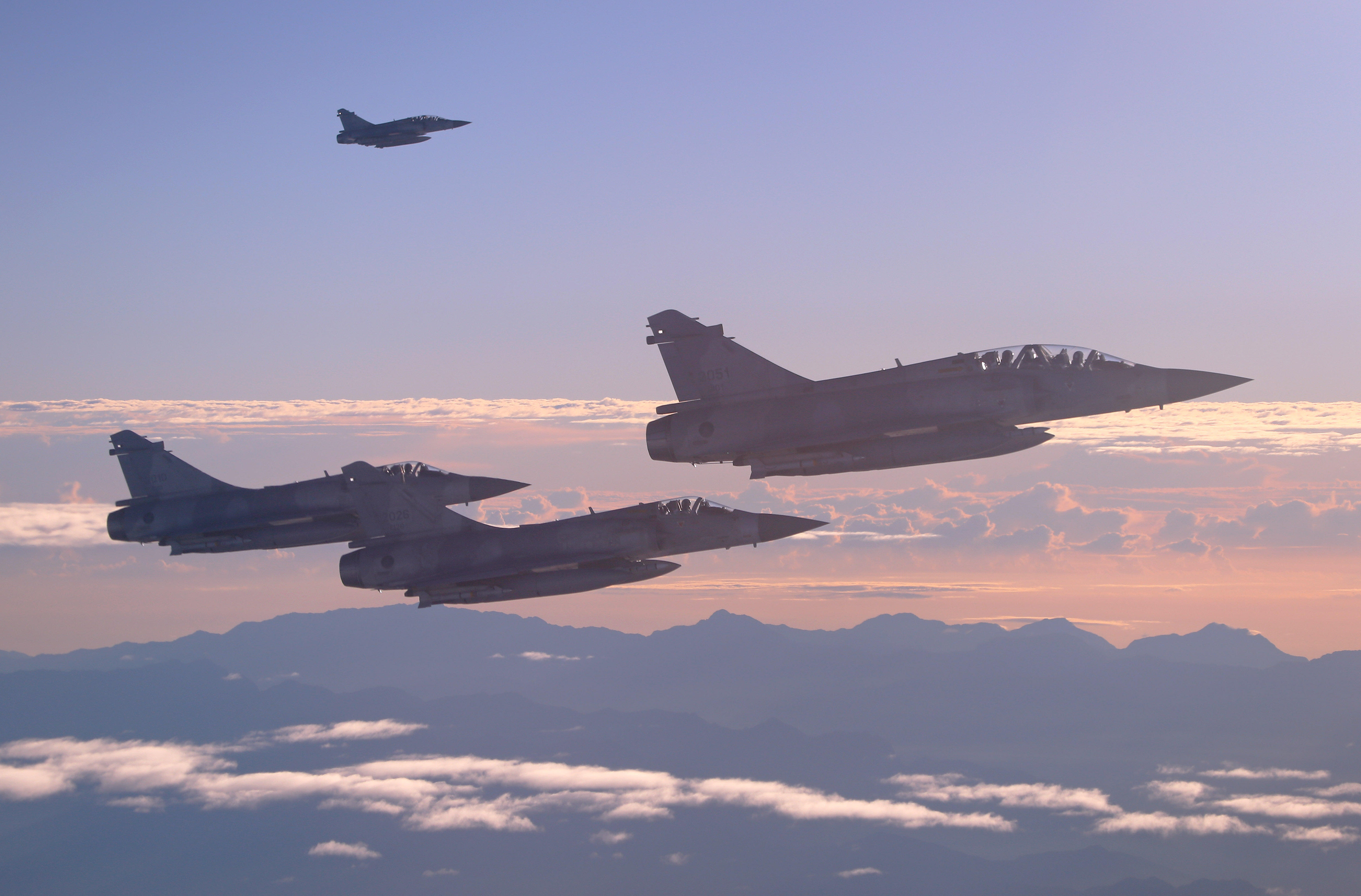 幻象戰機巡弋九天，俯瞰臺灣山脊。