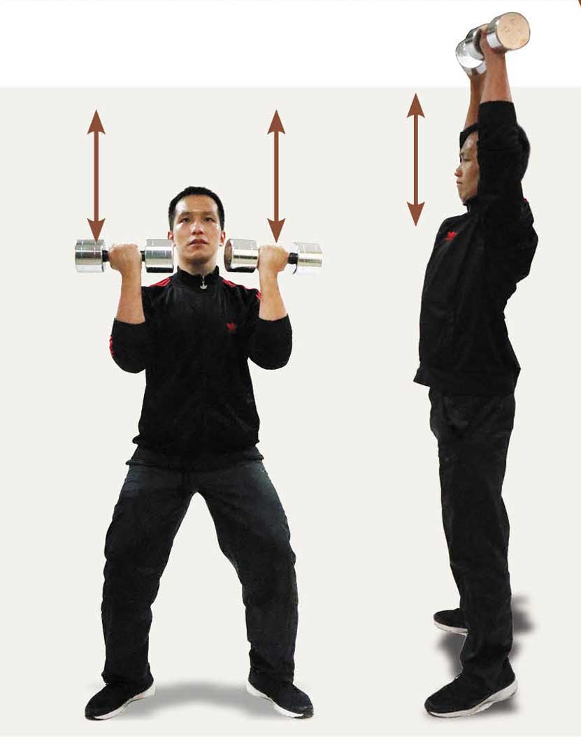 爆發肩推
1.雙腳與肩同寬，雙手手持啞鈴置於胸前，掌心面對自己，手肘低於肩膀，避免聳肩。
2.屈髖向後略為下蹲，隨後用力蹬起、順勢將雙手手腕旋轉並將啞鈴上推，當手肘推至肩膀處時，掌心彼此相對。
3.手腕持續轉動並向上推動啞鈴至最高點，此時掌心朝前，再依相同路徑回至原點。
