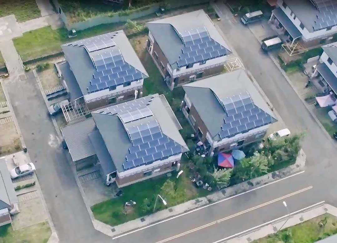 屋頂光電實踐節約排碳量，守住永續安全的清淨家園。（台電再生能源處提供）