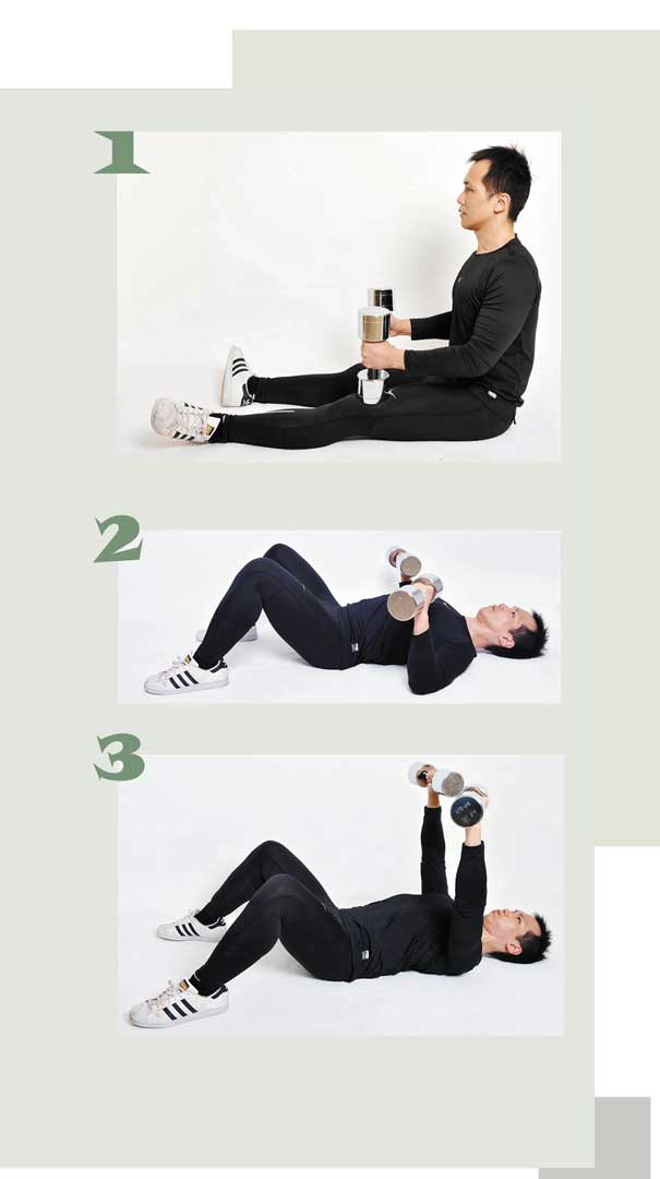 地板啞鈴臥推
1. 身體坐於地板之上，雙腿伸直，啞鈴置於雙腿兩側（啞鈴下方可用槓片或任何東西墊高，以方便拿起），隨後以雙手握緊啞鈴，將啞鈴安置於膝蓋骨上方位置。

2. 將膝蓋往胸口方向抬起，身體順勢往地上躺，肩膀平貼於地，手肘與身體約45度角。

3. 吸氣、閉氣、收緊核心，隨後將啞鈴推向天花板，過程吐氣。當啞鈴推至頂點時，重新吸氣、閉氣、收緊核心，將啞鈴緩緩下放，至手肘碰觸地面並停置1至2秒，再將啞鈴向上推起，過程吐氣
