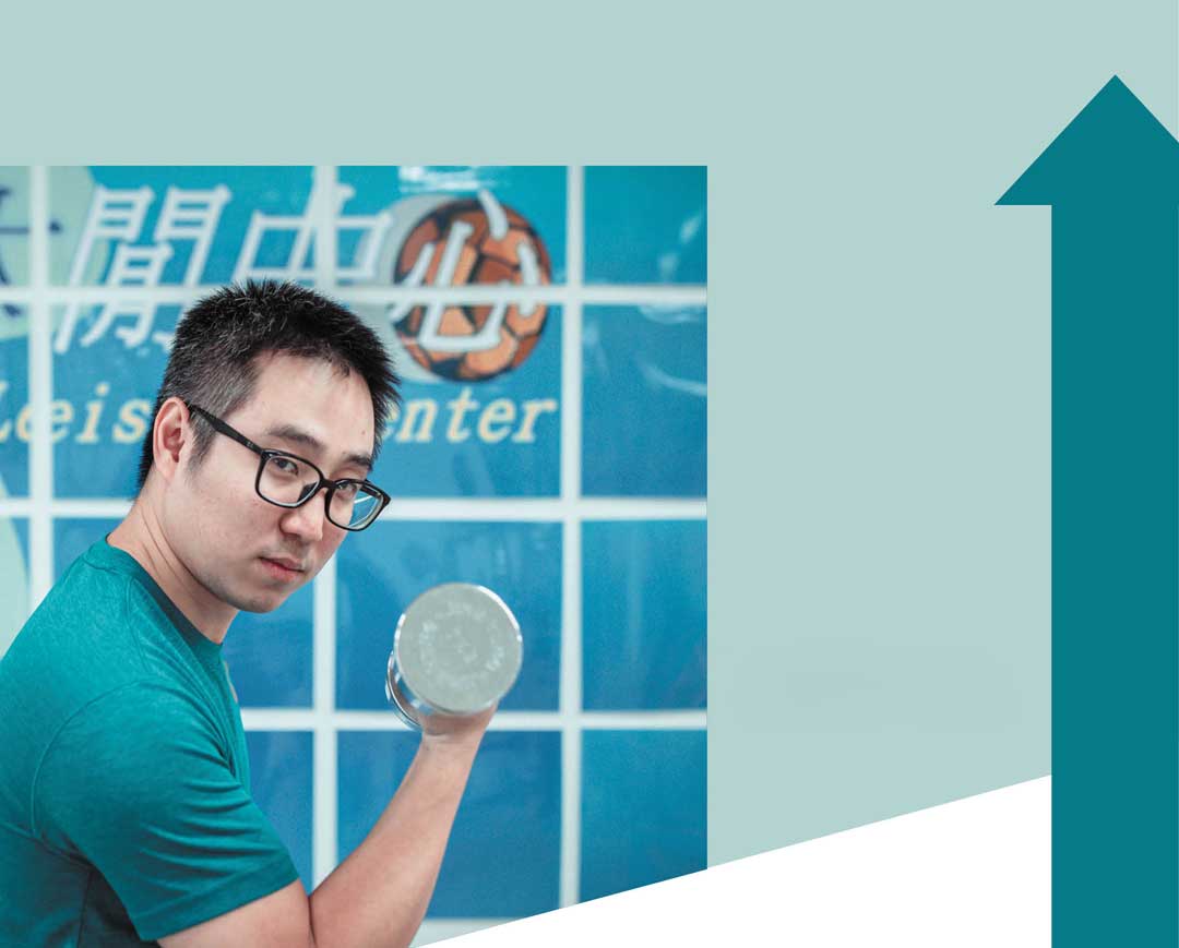 社員搭配啞鈴訓練，對強化體能有莫大助益。