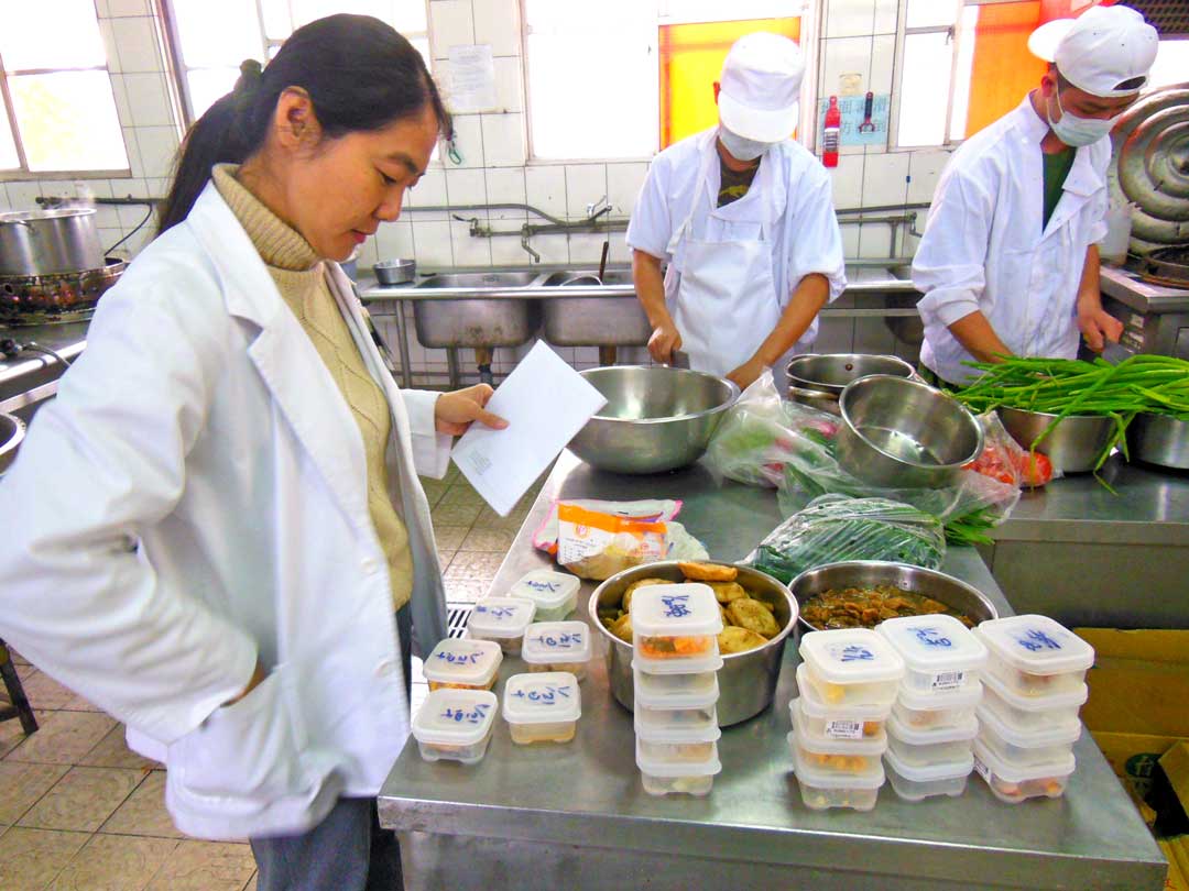 落實督檢食物檢體留存衛生環境，確保用餐安全。