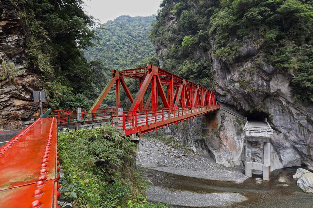 中橫公路上有多處鋼構橋梁，為美援時期的戰需物資。