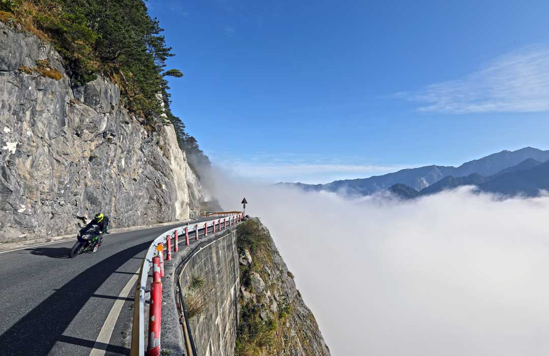 從平地綿延至高山，高低海拔變化讓中橫公路擁有豐富的景觀與生態。 