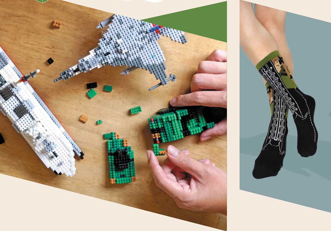 微型積木在組裝的過程中，可以了解武器裝備的外型、特點，是最具實用、收藏價值的軍事文創商品。右圖為軍靴造型機能襪商品美觀與實用。