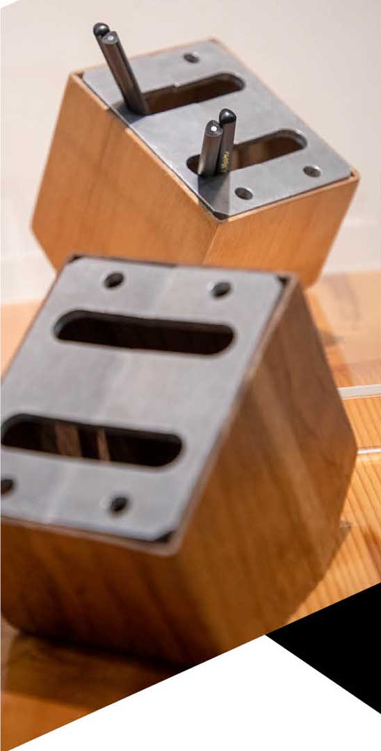 過加工設計後，宛如烤麵包機的筆筒。