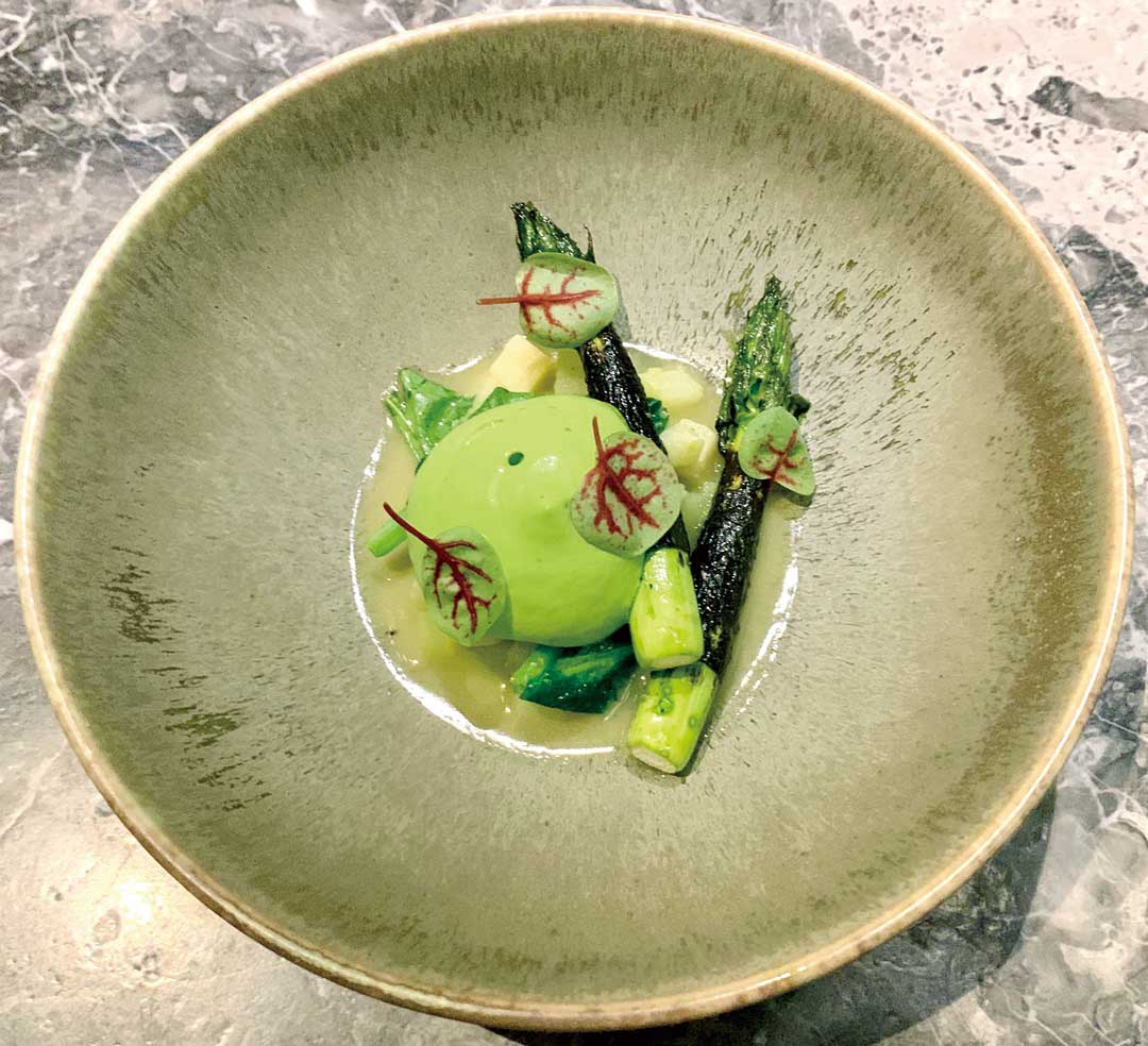 西式料理以炭火炙烤蘆筍。