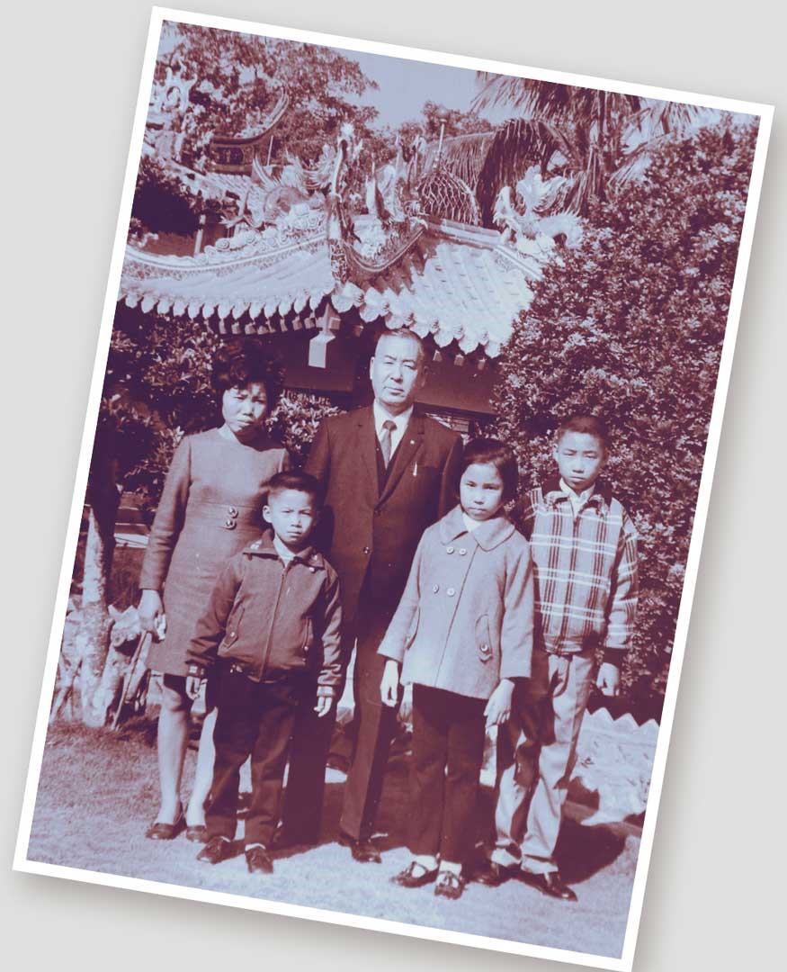 筆者（前排左一）小時候與家人的合影。