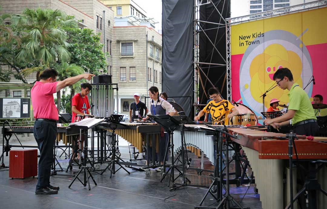 舞臺上魅力四射的團員們，敲奏出一連串流暢動聽的曲目。