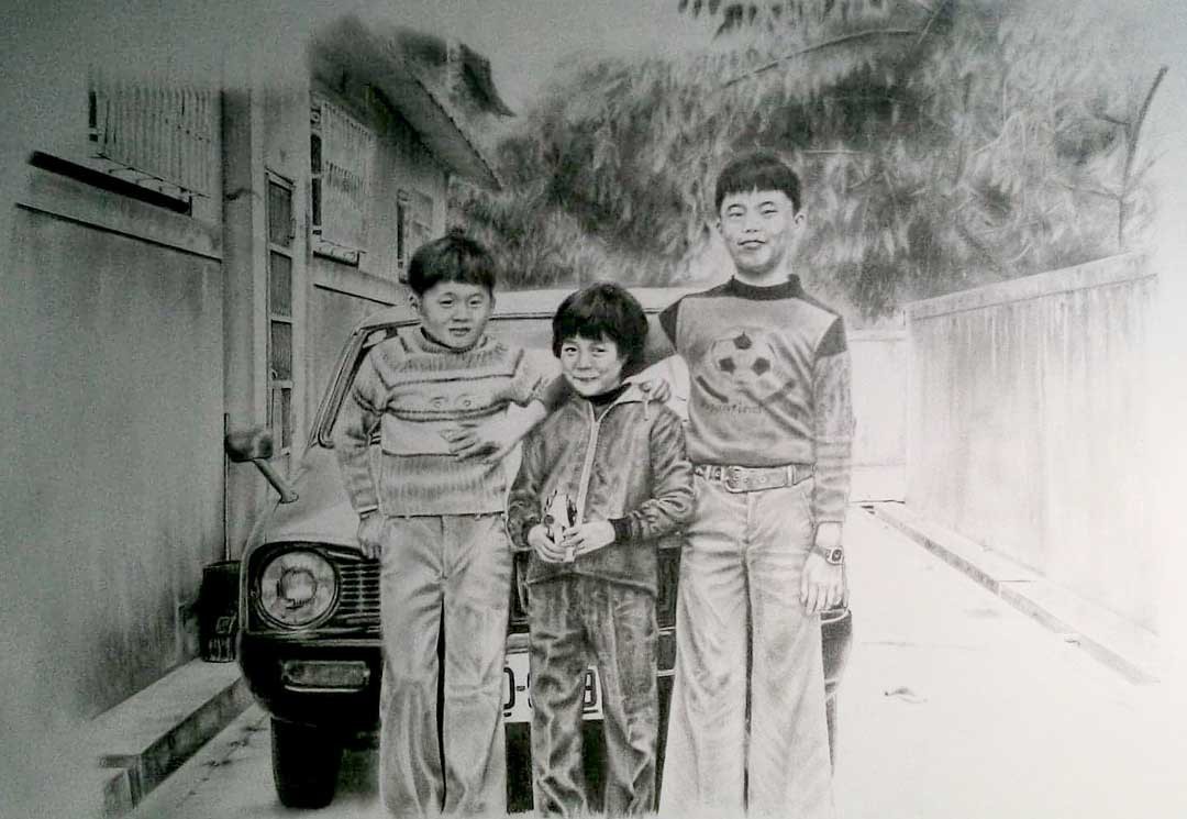 童年時期的老照片，讓馮凌剛畫了許久許久。