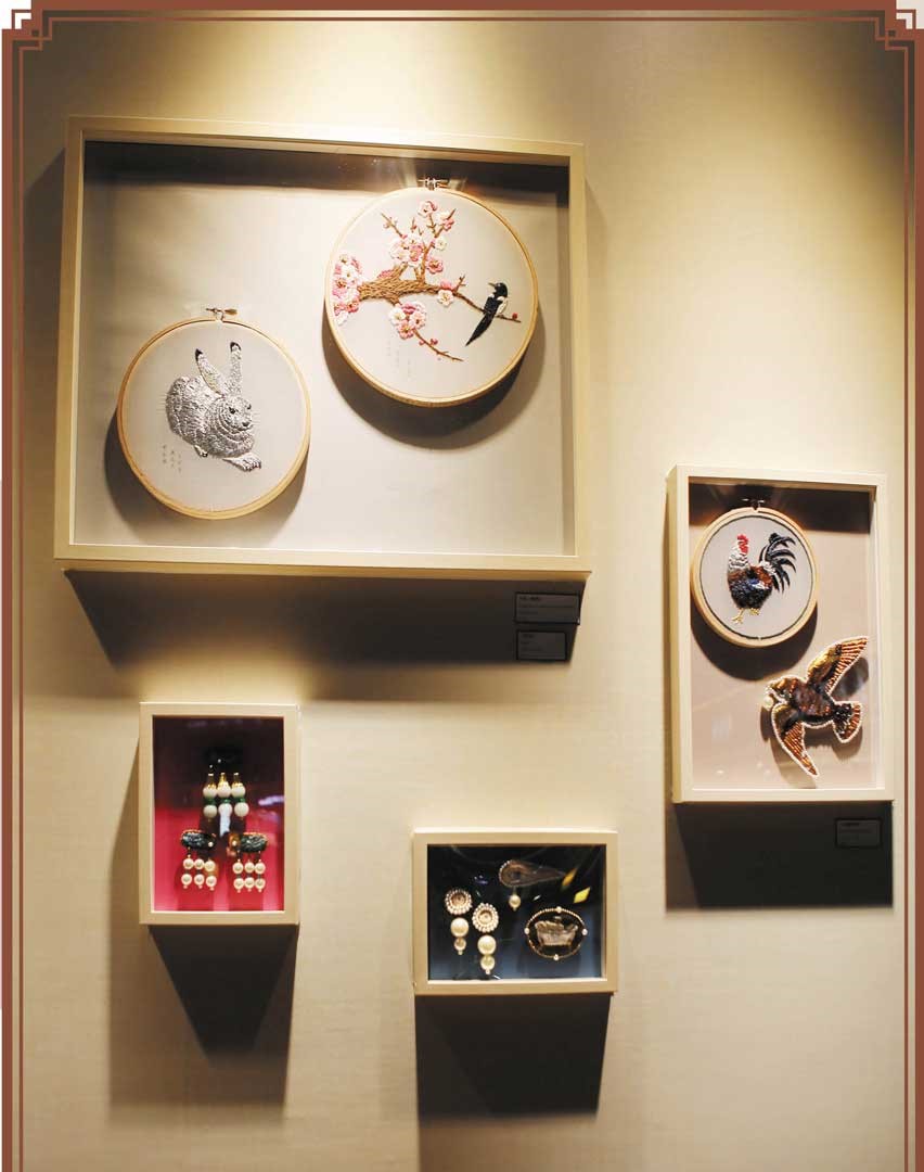 曾美福嘗試將剌繡結合繪畫、配件、飾品等多種媒介，成為個人品牌的獨特風貌。