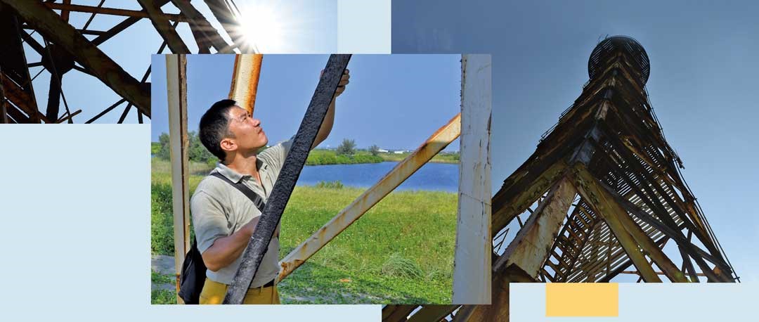 燈塔因長年海風而鏽蝕，邱主任強調「燈塔守」務必膽大心細並做好安全措施。