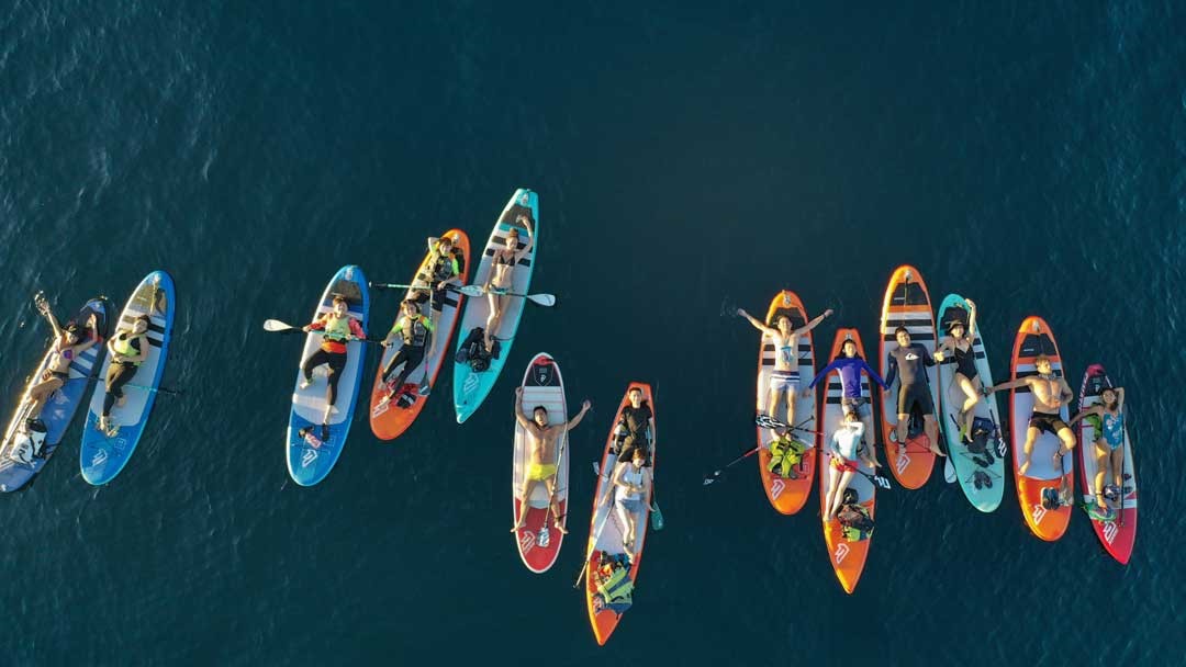 離岸不遠處的水域進行SUP體驗，教練用空拍機為遊客留下美照。