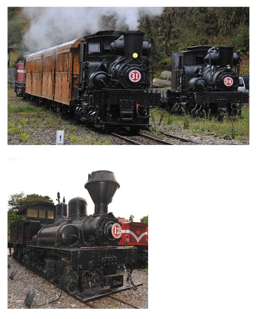 沼平車站陳展拖帶木材的28噸24號蒸汽機車、搭載遊客的31號蒸汽機車檜木列車，形成時空上的對照；左圖為嘉義北門車廠陳展的18噸B－B型13號蒸汽機車。