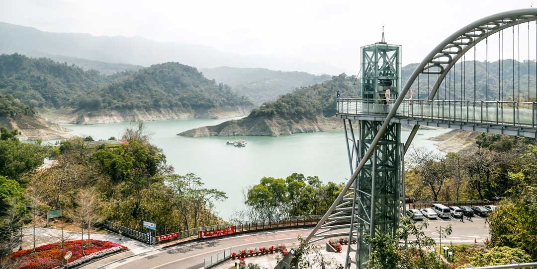 曾文水庫觀景臺是曾文水庫的新地標，可搭電梯或走階梯至觀景臺上，遠眺曾文水庫風光。