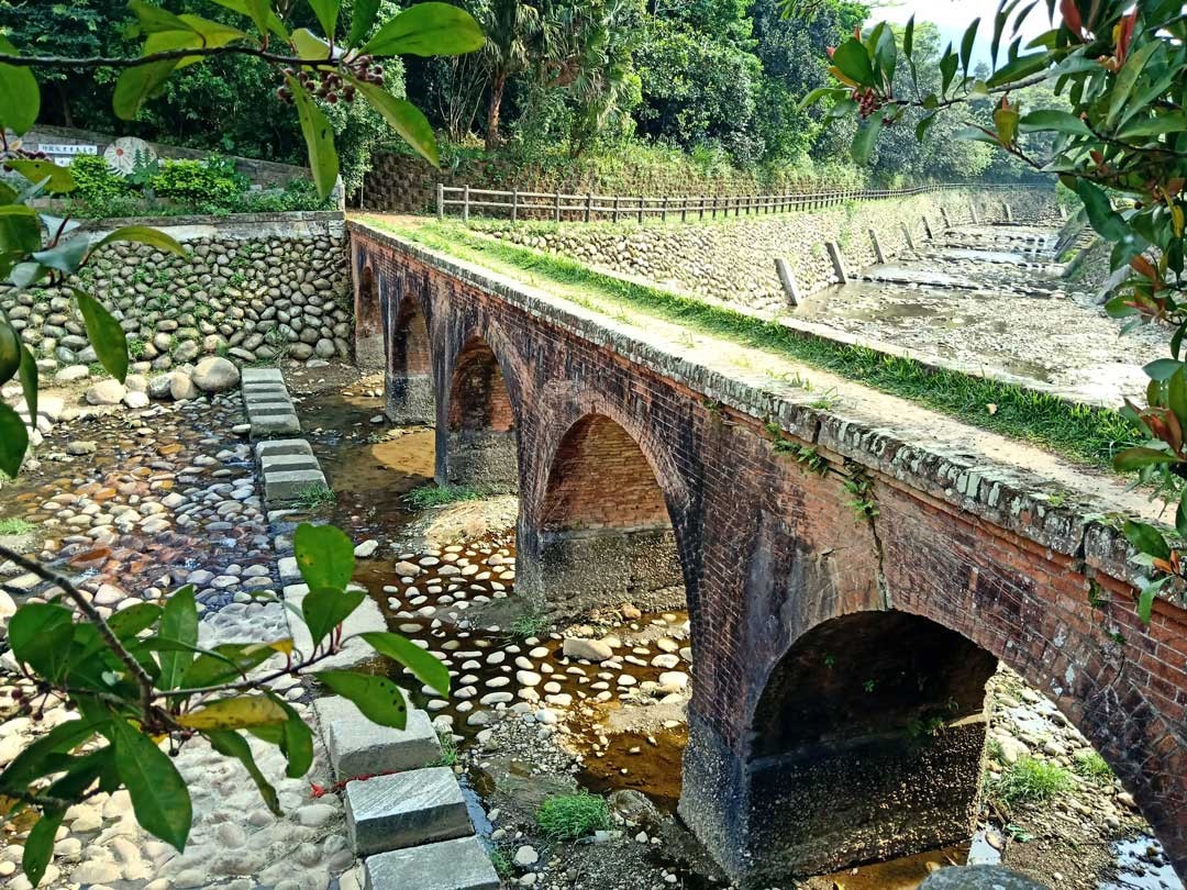 大平糯米紅磚橋，是當時村民的主要對外聯道。