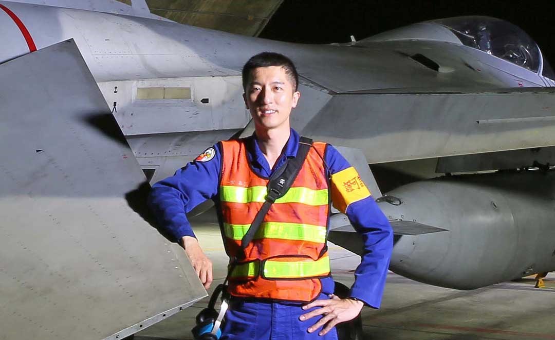 服役23年的鄒萬懷，用相機記錄空、地勤人員不為人知的辛苦付出。