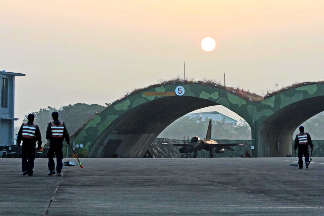 魚肚白的冬天，弟兄們於冷冽的清晨執行場面作業。