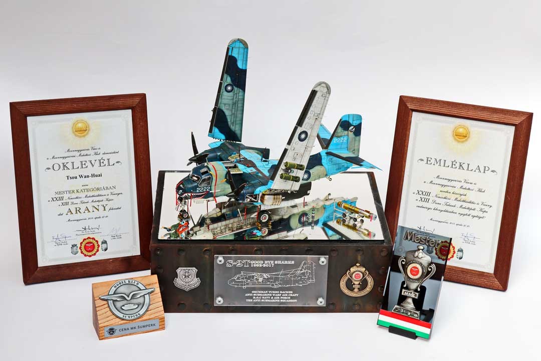 民國108年鄒萬懷以國軍的S-2T反潛機模型作品，參加世界國際模型賽事（Moson Model Show）榮獲金牌。