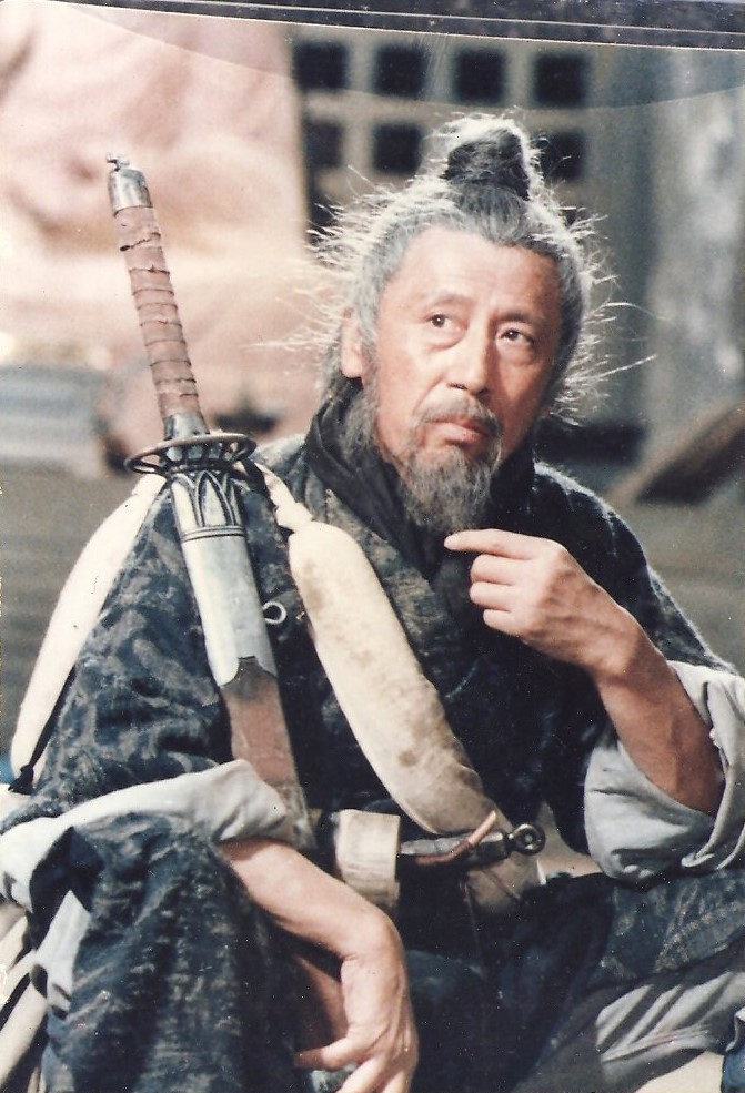 多才多藝的管管，曾參加王童導演《策馬入林》電影演出。