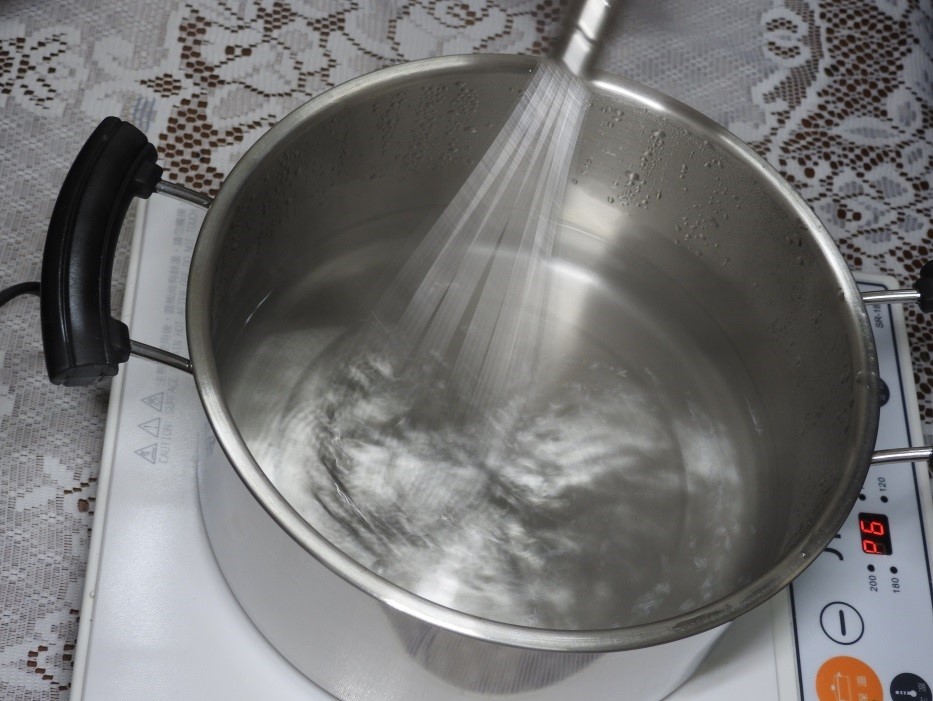 做法1：將水煮開，倒入果凍粉，攪拌均勻，待溫度降低，倒入透明容器內，放涼。