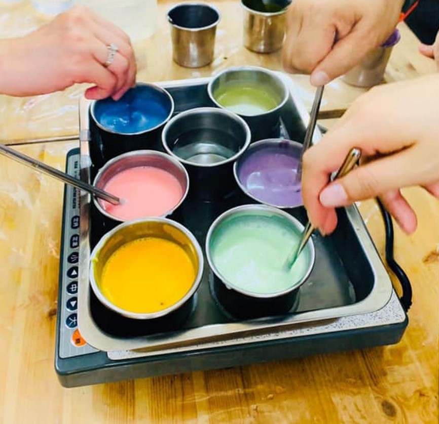 做法2：將果凍加入椰漿，分別裝於杯中，調配顏色並隔水加熱。