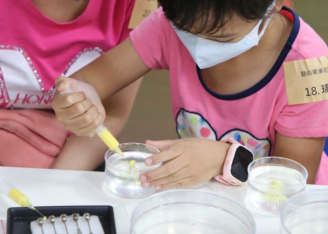 做法3：取細針筒抽出顏色果凍液，再往透明果凍刺入擠出，形成花蕊部分，表面多餘的顏色果凍可用湯匙刮除。