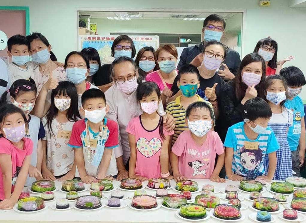 親子共同製作完成令人驚豔的果凍花，不論是生日或是特別節日，都能當成特別的專屬禮物送給親朋好友。