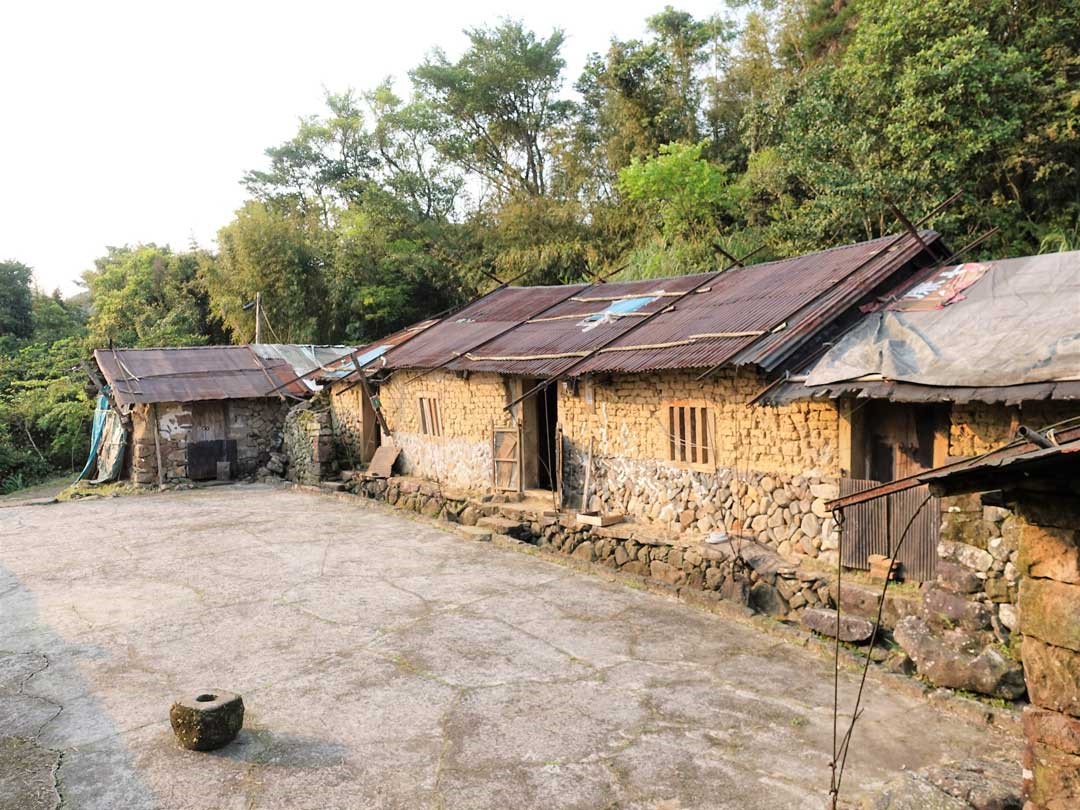 古道途中不時可遇見先民當年拓墾居住的遺跡，右圖為古道沿途中的老厝，目前已經有200多年的歷史。
