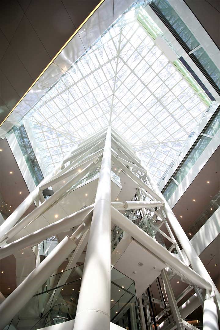 場館模擬大自然樹蔭效果，當陽光照射在屋頂時，即呈現穿透樹葉般的光影。