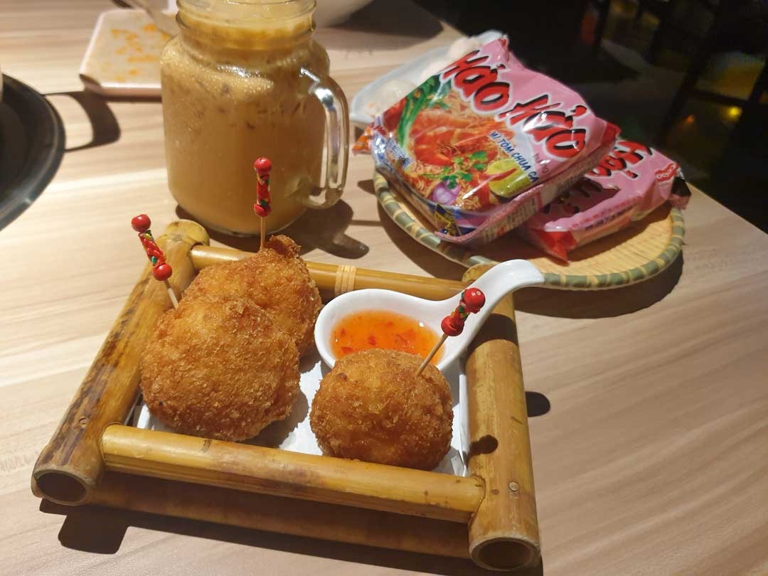 泰拳蝦餅外皮酥脆，內餡紮實，一口咬下滿滿紮實感。