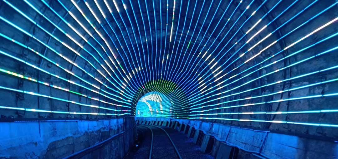 深澳鐵道自行車穿越夢幻星空隧道。