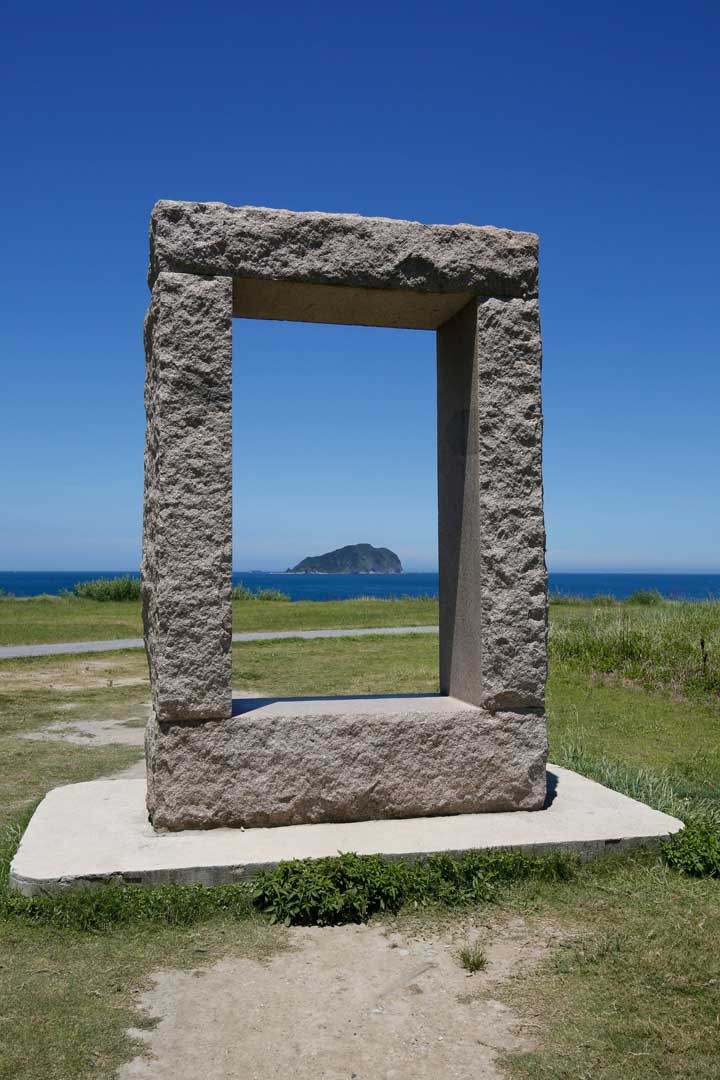 透過潮境公園意象雕塑，遠眺基隆嶼絕佳景像。