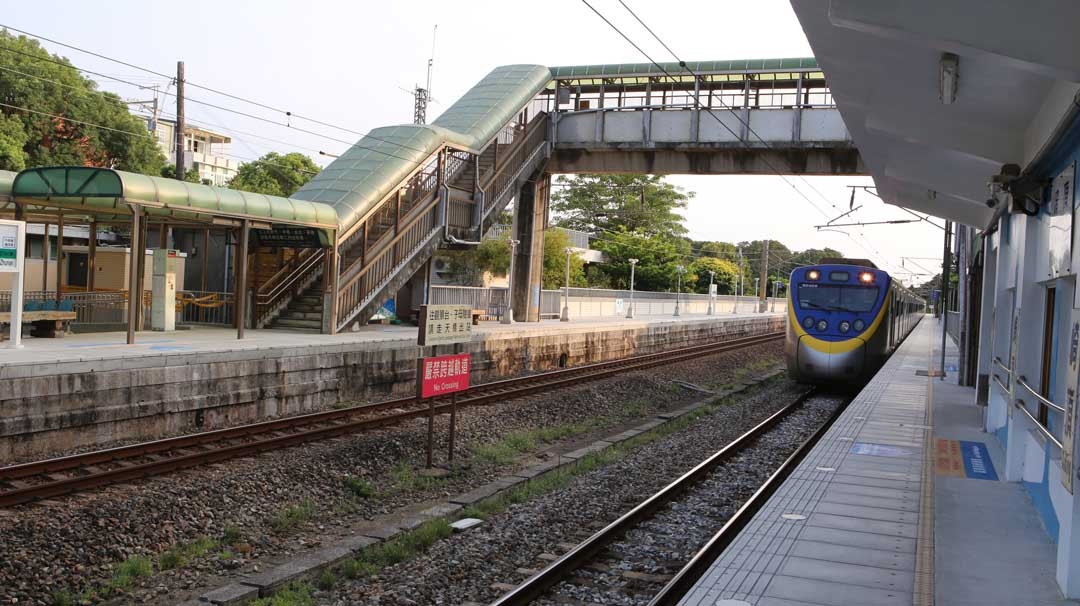 火車在鐵軌上奔馳，轟隆隆的聲響非常壯觀。