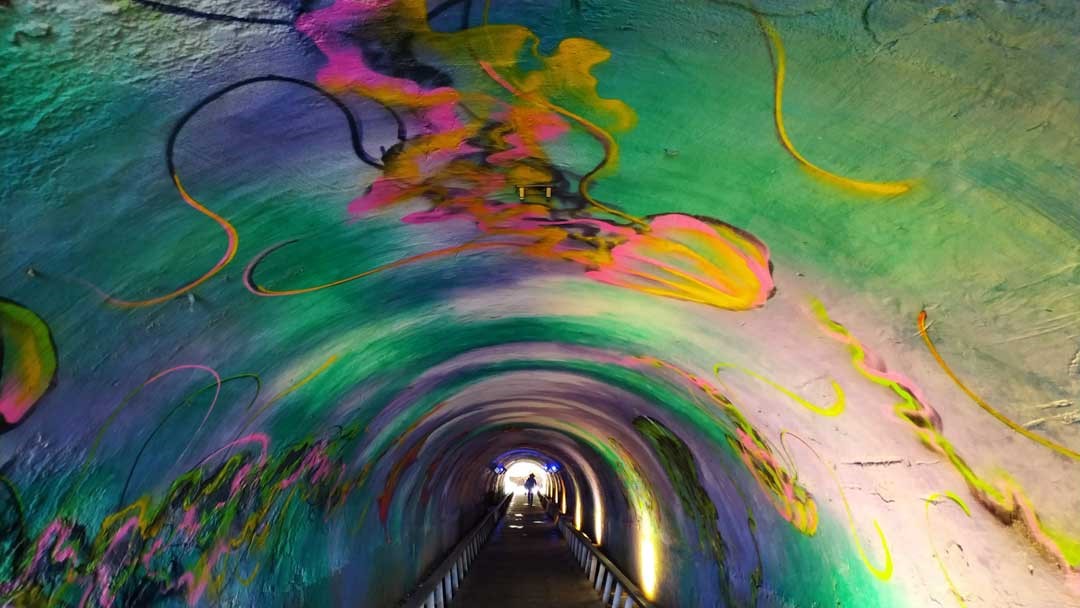 隧道內，有著海洋意象的彩繪。