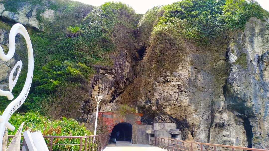 星空隧道出口，可以看見壯觀的高聳陡峭的石灰岩壁。