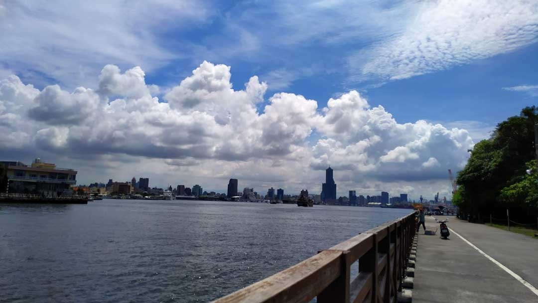 走出隧道，柳暗花明，湛藍大海與85大樓便在眼前。