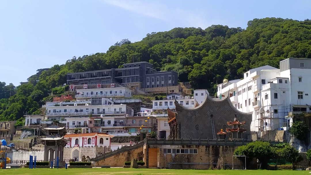 莒光鄉許多的民宅，彷彿山城一般錯落著。