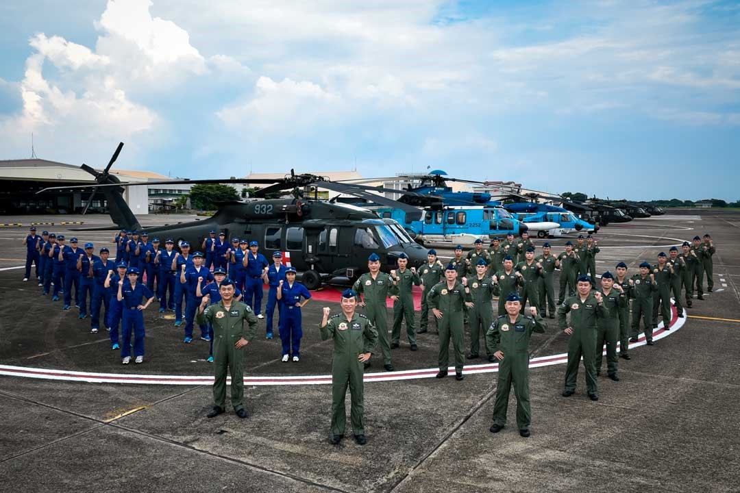 救護隊隊長張上校（中）表示，獲得國軍模範團體殊榮的肯定，此項榮譽歸功隊上每位同仁。