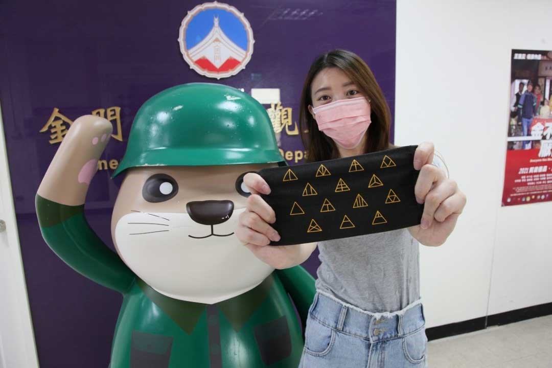 「老兵『罩』伙來」口罩套，印製各部隊三角背章，辨識度高。