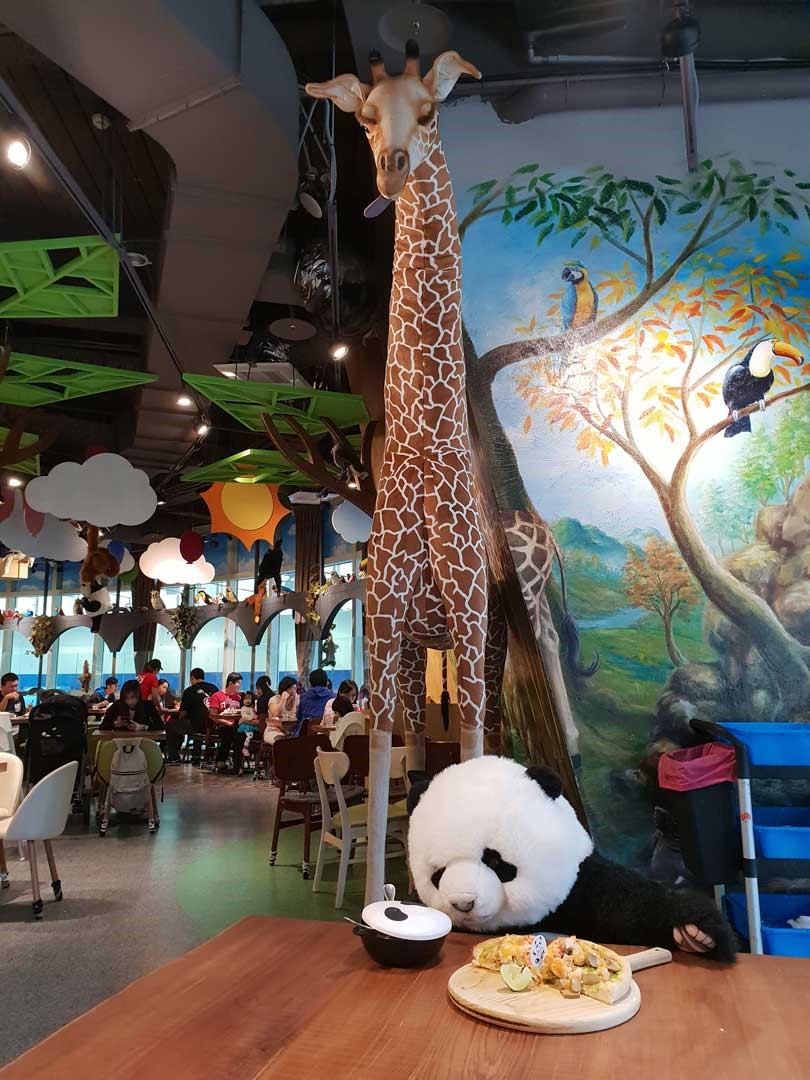 貓熊主題餐廳，有各式各樣的動物布偶陪伴顧客用餐。