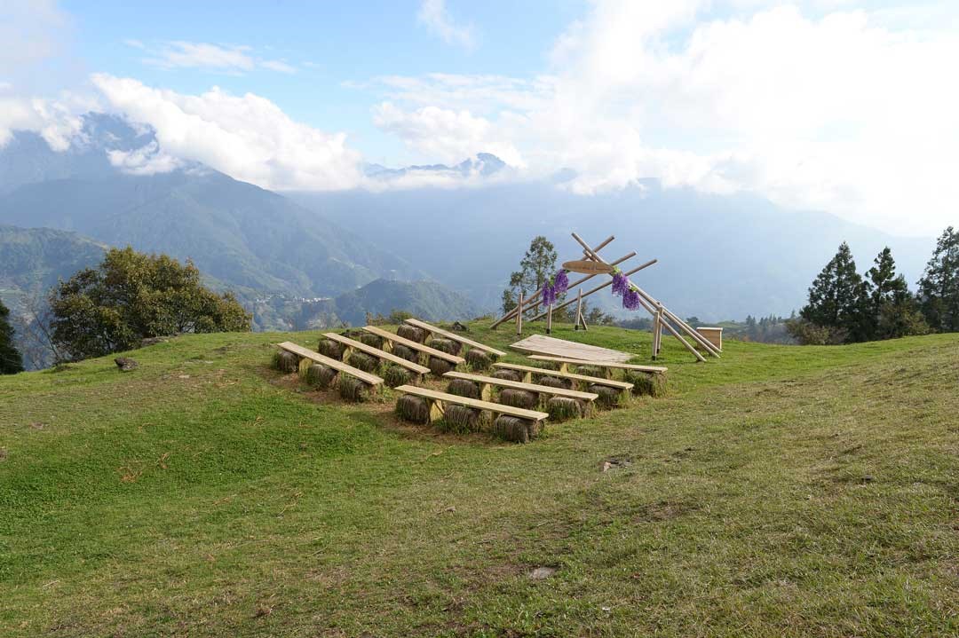 新打造的幸福祕境野餐區預約席地野餐，讓遊客坐擁草地與觀賞大山美景。