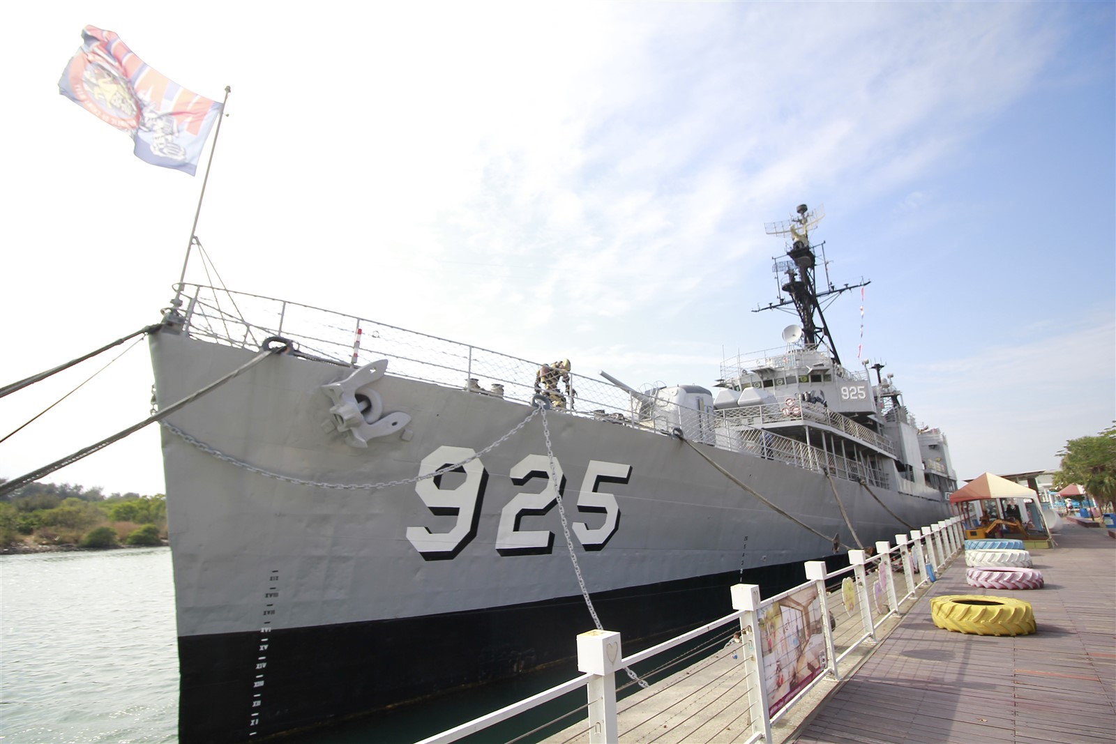 「定情碼頭德陽艦園區」結合文創、旅遊休閒及全民國防教育，成為臺南的新興景點。