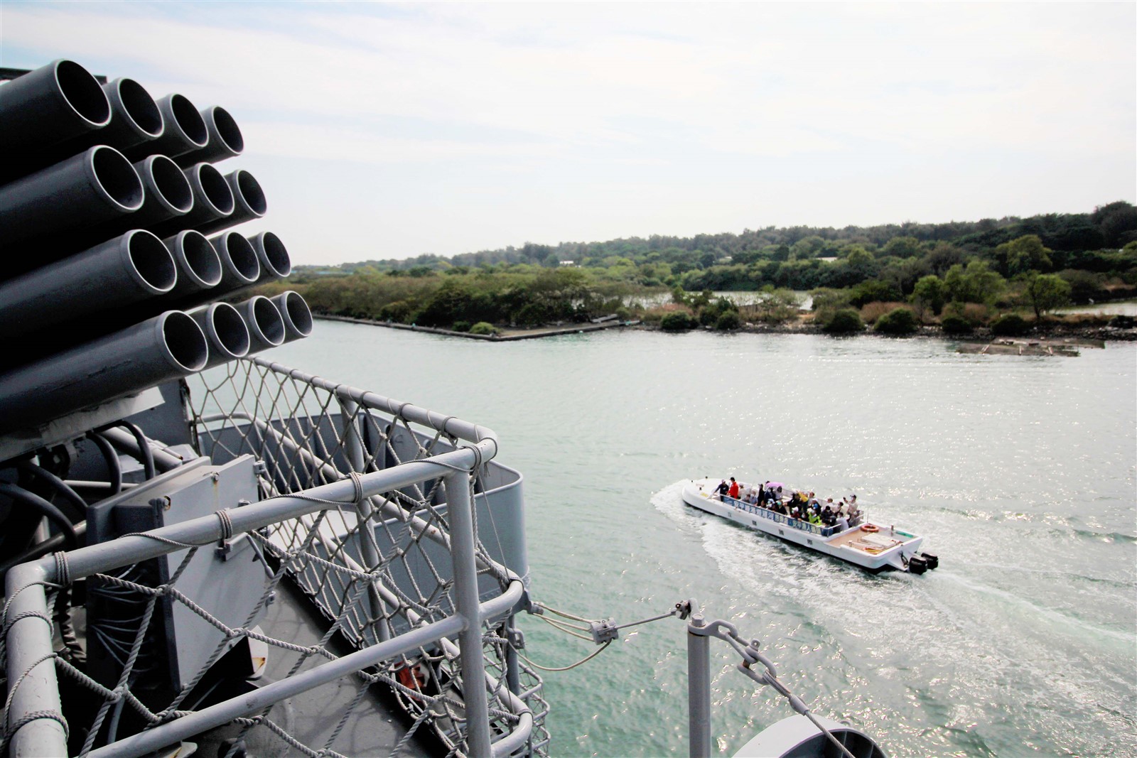 站在德陽艦甲板上，遊客可以遠眺安平港灣，也可以和來往的遊艇熱情打招呼。