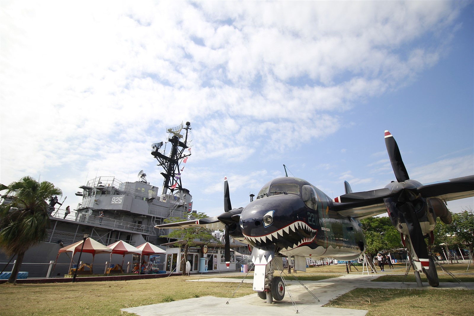 園區內展示的「S-2T型渦輪追蹤者反潛機」，是遊客一定要合影留念的熱區。